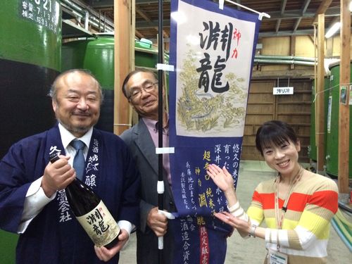 お酒のプロ・久保田酒造の久保田社長（左）とお米のプロ・兵庫まちづくり協議会の柏山さん（中央）。