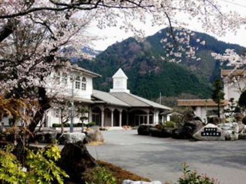 学校入口　四季折々の自然が楽しめます