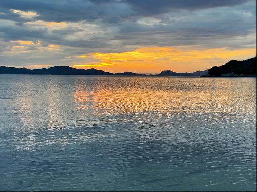 穏やかな瀬戸内海と夕焼け