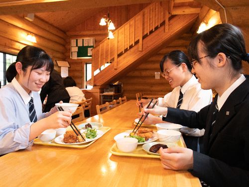近大豊岡のおすすめスポット＝ログハウス学食！！