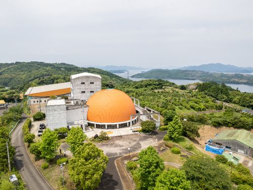 町の中心にある「温州みかんの博物館」をテレワークができる交流拠点と、子どもたちの学びが育まれる施設へと改修中！