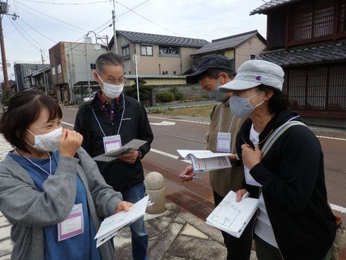 散策中に歓談している様子