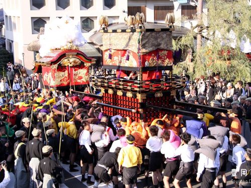 秋になるとまちを挙げての祭りがあります！