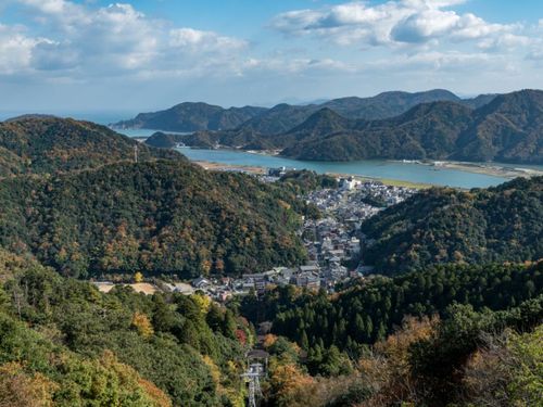 ロープウェイ山頂から見た城崎　海もすぐ側です☆