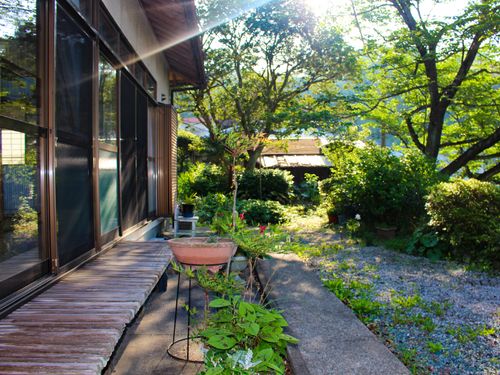 日当たりの良い縁側とお庭が自慢