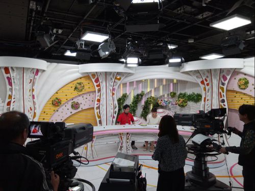 時には放送局にも出演します。