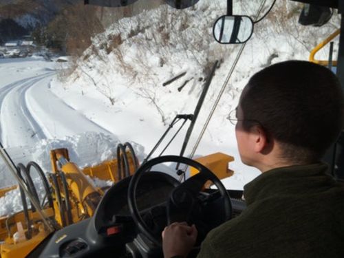 冬には除雪作業も行ないます。公務員こそマルチワーカー！