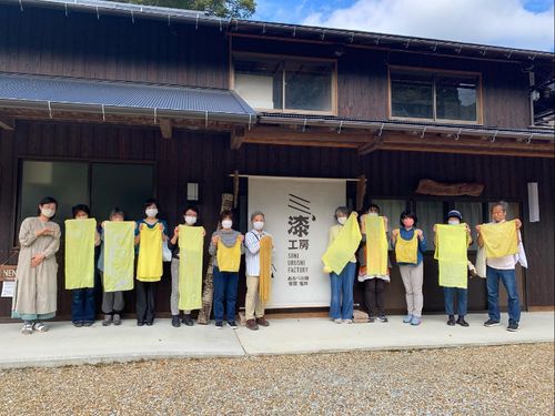 村民さんの庭に生えていたキハダの樹皮を余すことなく草木染めに