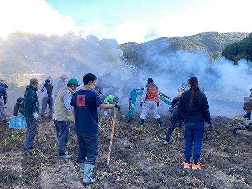 集落で育てている焼酎用さつまいもの収穫風景。里山ながやがあることで若手の参加者の姿も見られるようになりました
