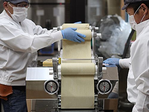 収穫したもち米やお米を使って、製麵など加工品の製造もおこなっています。