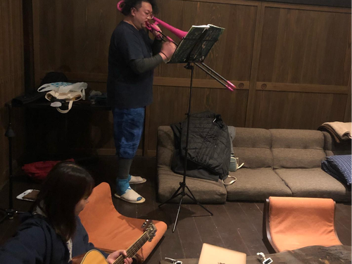 宴会も佳境に入ると演奏が始まる？一芸披露会やります！