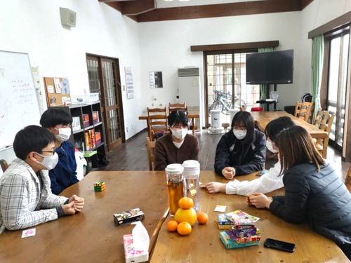 食堂はみんなの憩いの場。話をしたり、ボードゲームをしたり。