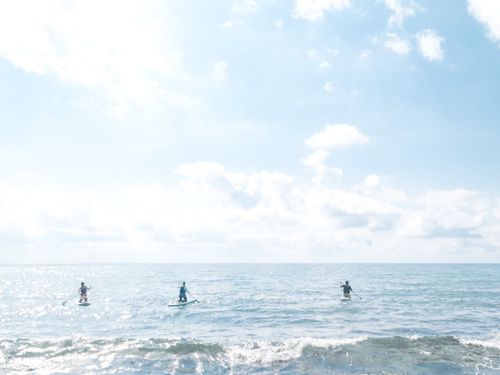 熊石の海でSUPをする様子。