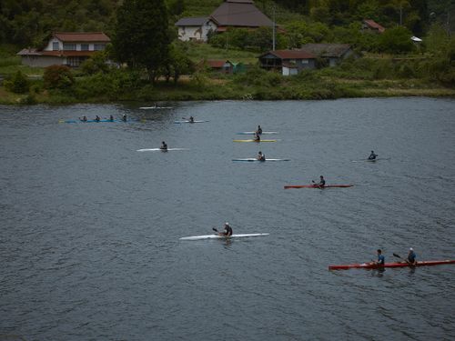 カヌー競技の練習に励む生徒たち