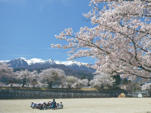 飯島小学校校庭から中央アルプスを望む