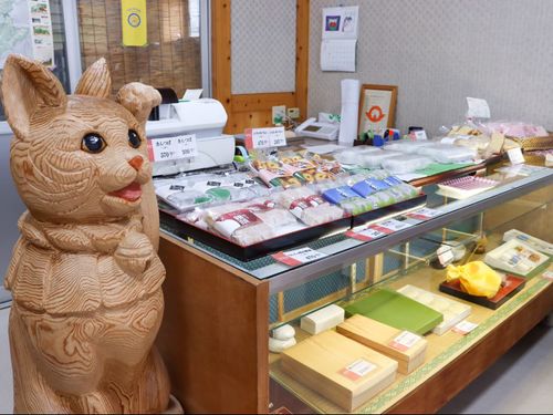 お店では、地域の方がつくったチェーンソーアートがお出迎え