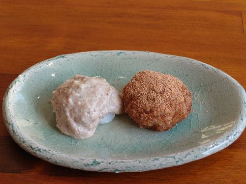 試作したおはぎ（左：沢くるみ餡、右：伝承大豆黒五葉きなこ）