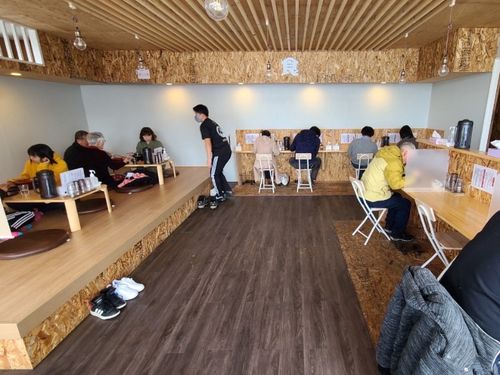 北海道ならではの土地の広さを贅沢に使ったゆったりの客席です。