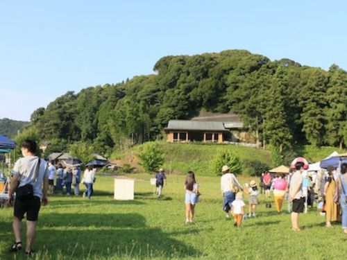 移住した有機農家が中心となって開催しているファーマーズマーケット「ひゃくすた（百姓ニュースタンダードの略）」の様子