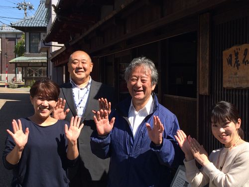 こちらが大和さん（中央右）と三上さん（中央左）です！