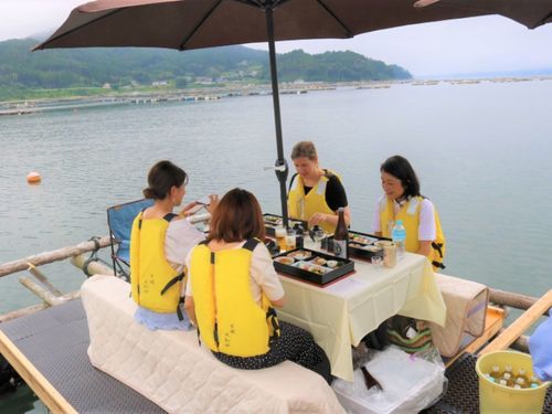 広田湾の養殖筏の上で旬の海産物をいただく