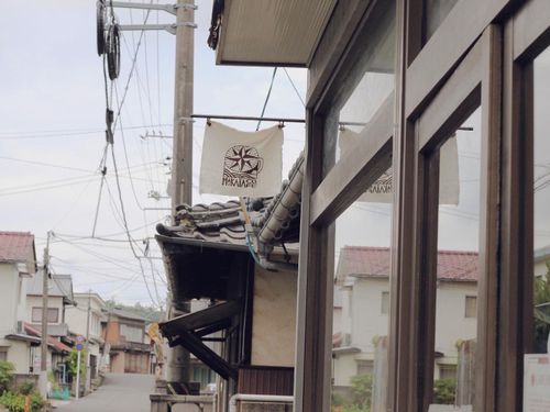 ミカタカフェの旗がなびくのは旧商店街