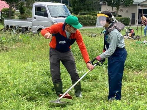 草刈りは必須スキル！森林組合職員さんが講師です。