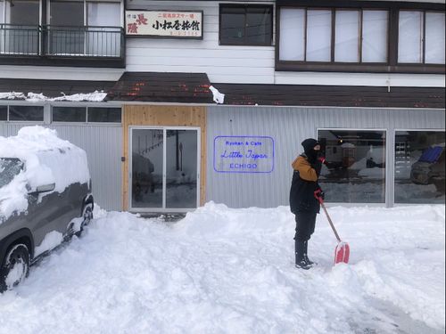 慣れない雪かきも地域の方に教えていただきながら営業してました！