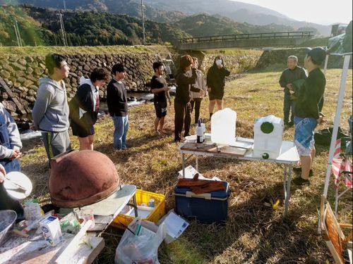 地元の食材を使った料理を堪能し、地域の方と交流するひととき。