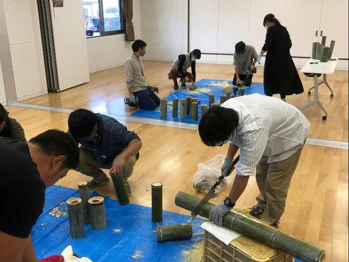 竹灯籠製作中