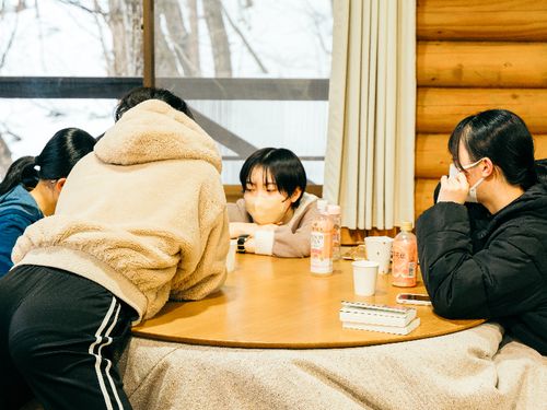 中高生がバンド結成の相談をしている様子