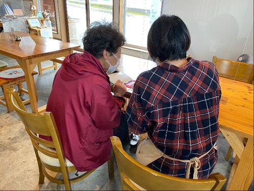 毎週3回開催している高齢の方向けのスマホ相談教室での1枚。