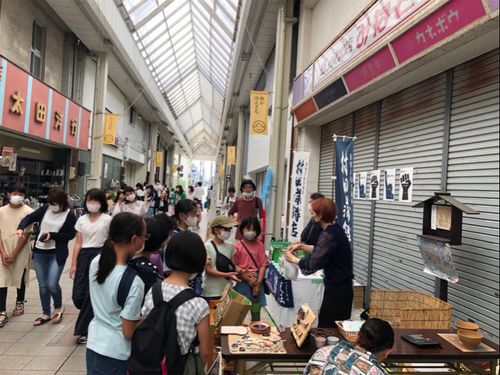 いつもはシャッターで閉まっているお店の前も、#ブラタマチ では出店者と来場者のコミュニケーションの場に。