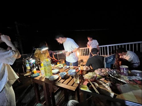 気づいたら満室になり、パーティー！な夏の夜②　エモすぎる〜