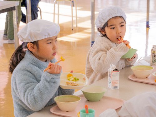 各小・中学校で作られた温かな給食が毎日食べられます！