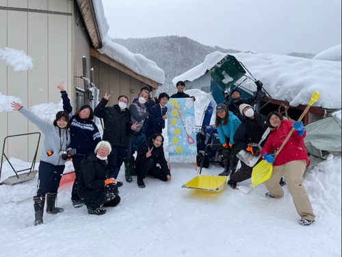 みんなで除雪をすると楽しいです☺️（弊社拠点山形県西川町での除雪の様子）