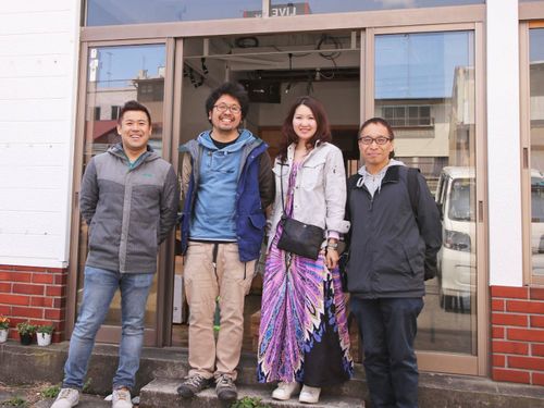 左から二人目が代表の戸井田さん。横の女性は取締役で奥さんの戸井田明日香さんです。一番右は「ナギサウラ」建物オーナーであり、取締役の茶田 勉さん。一番左はこの建物やエリアの方向性を5年以上一緒に考えてくれている、同じく取締役で川崎市武蔵新城でまちづくりに取り組む石井秀和さんです。