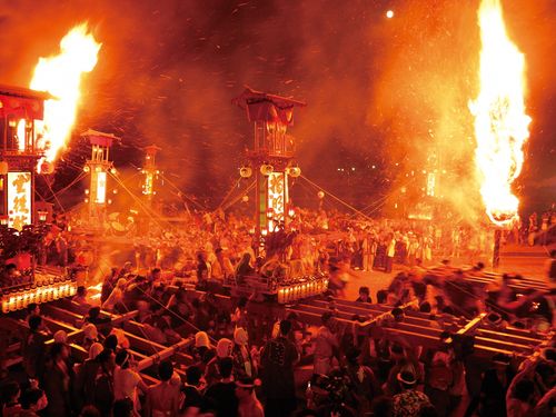 祭りの日は赤く染まります