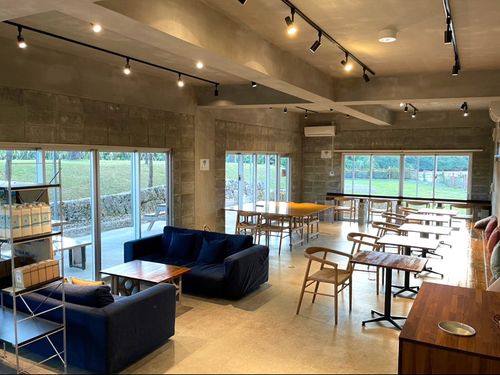 庭の見える店内で気持ちよく過ごすことが出来る