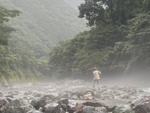 清流川辺川には毎年全国から釣り人が訪れる