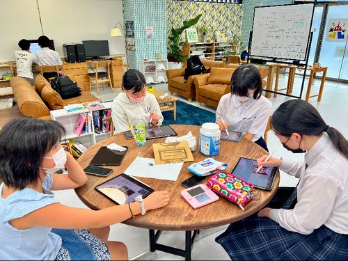 【施設の様子】明るい雰囲気の施設にはたくさんの子どもたちが訪れます！