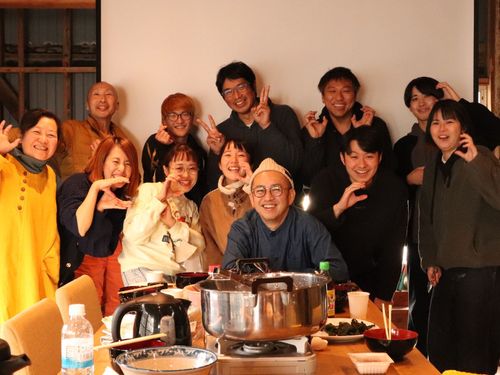 弊社スタッフ一同（真ん中のニット帽が代表のこんたけ））