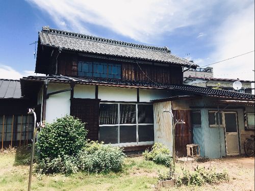 今回のプロジェクトでリノベーションする古民家。中の建具や窓ガラスも素晴らしいです。
