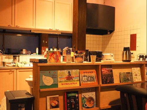 カフェスペースのキッチンです。これからどんな雰囲気にしていくか相談しながら。