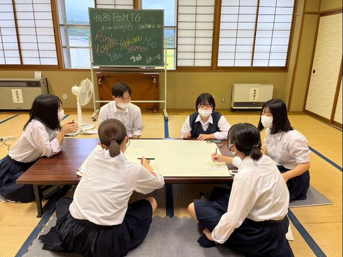 自習スペースでもプロジェクトの話し合いが進みます
