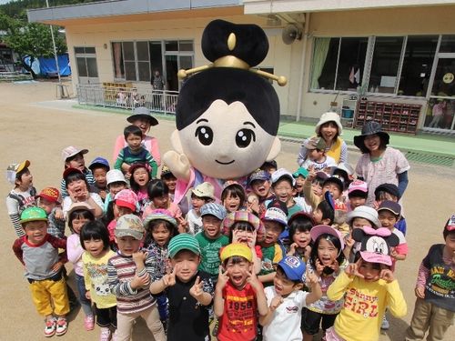 川俣町のゆるキャラと保育園の子供たち