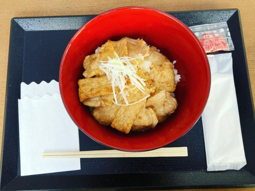 夜もお昼も人気の豚丼！もっちりと炊かれたご飯もこだわりです。