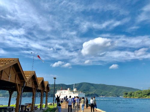 一期一会のたくさんの出会いがある島。フェリーが見えなくなるまでフェリーを追いかけ、姿が見えなくなるまでの手を振るのが島の見送り文化です。