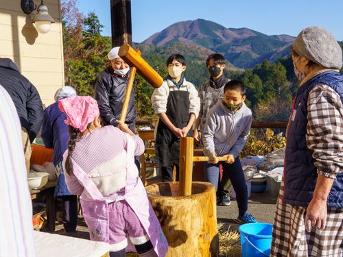 年末には餅つきを