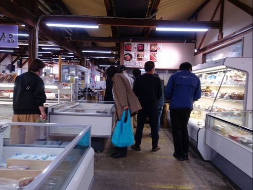 取材、前日には近海マグロ延縄船である良栄丸が操業終え、水揚げ。直売店では多くの人で賑わう